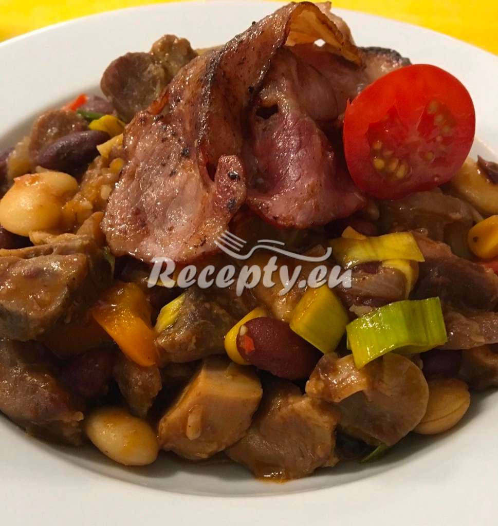 Fazolový guláš s dvěma druhy masa Luštěniny